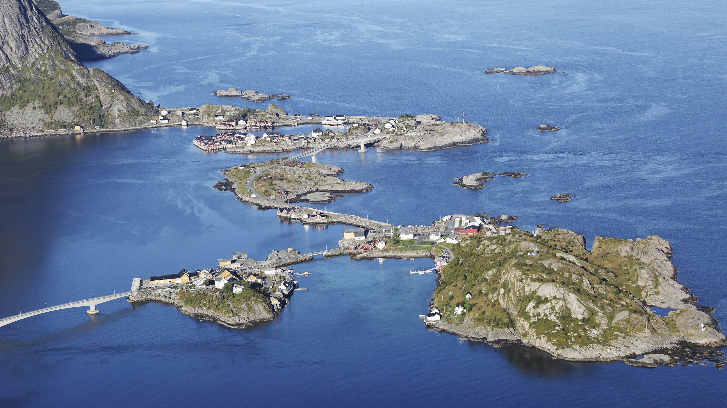 Spektakuläre Küstenlandschaft kleinen Inseln im Meer, die mit Brücken verbunden sind. Blick vom Berg hinunter.