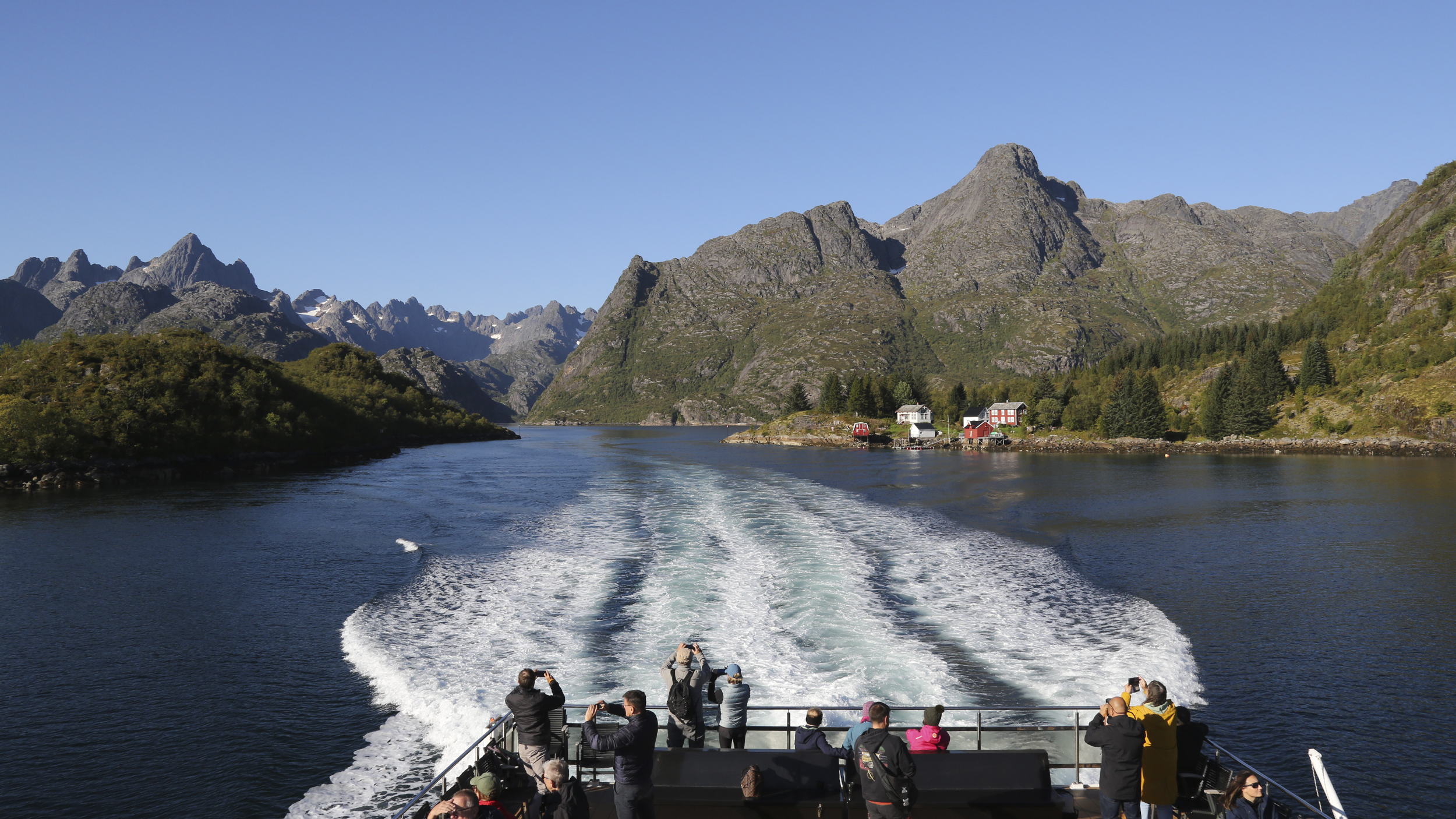 Spektakuläre Bootsfahrt durch die Fjorde. 