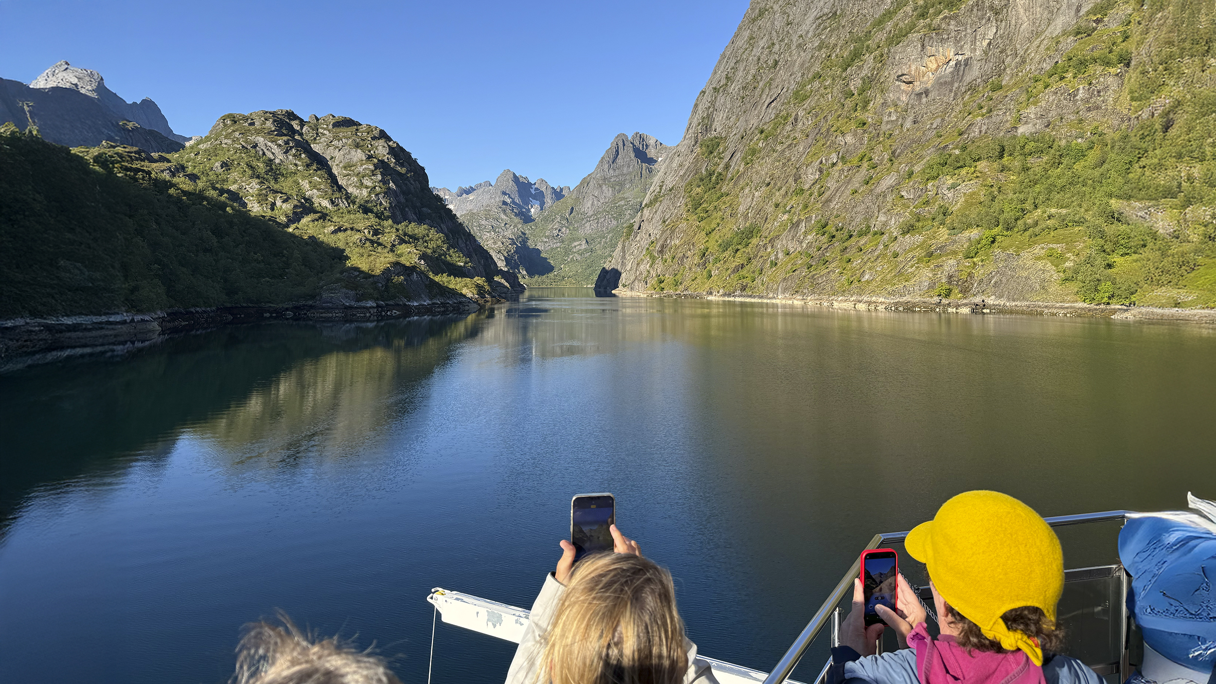 Spektakuläre Bootsfahrt durch die Fjorde. 