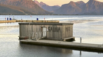 Eine Sauna am Steg im Meer.