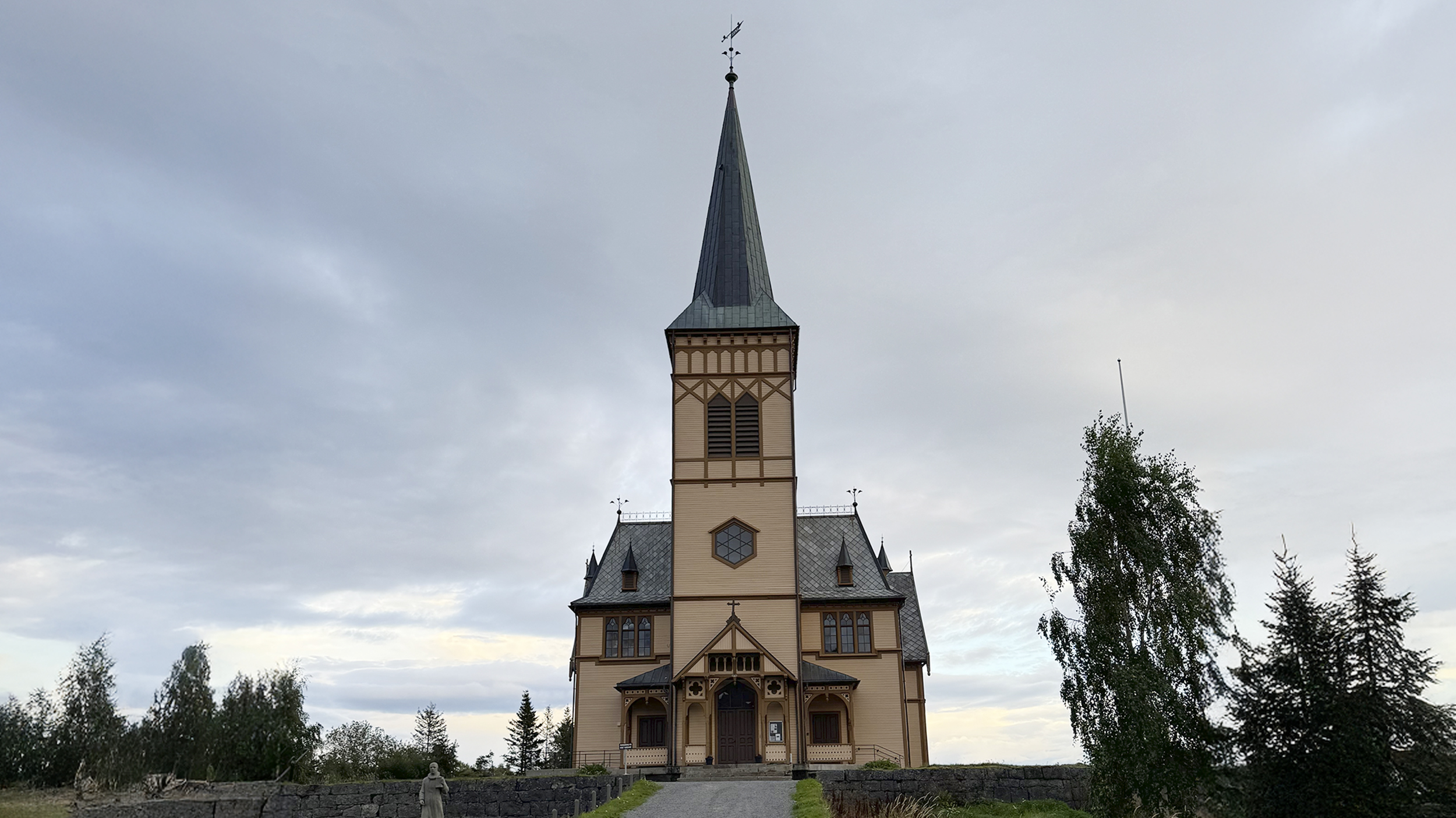 Eine Kirche aus Holz gebaut. 
