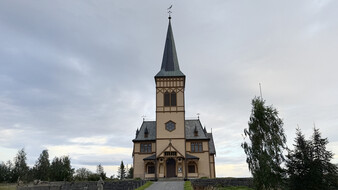 Eine Kirche aus Holz gebaut.