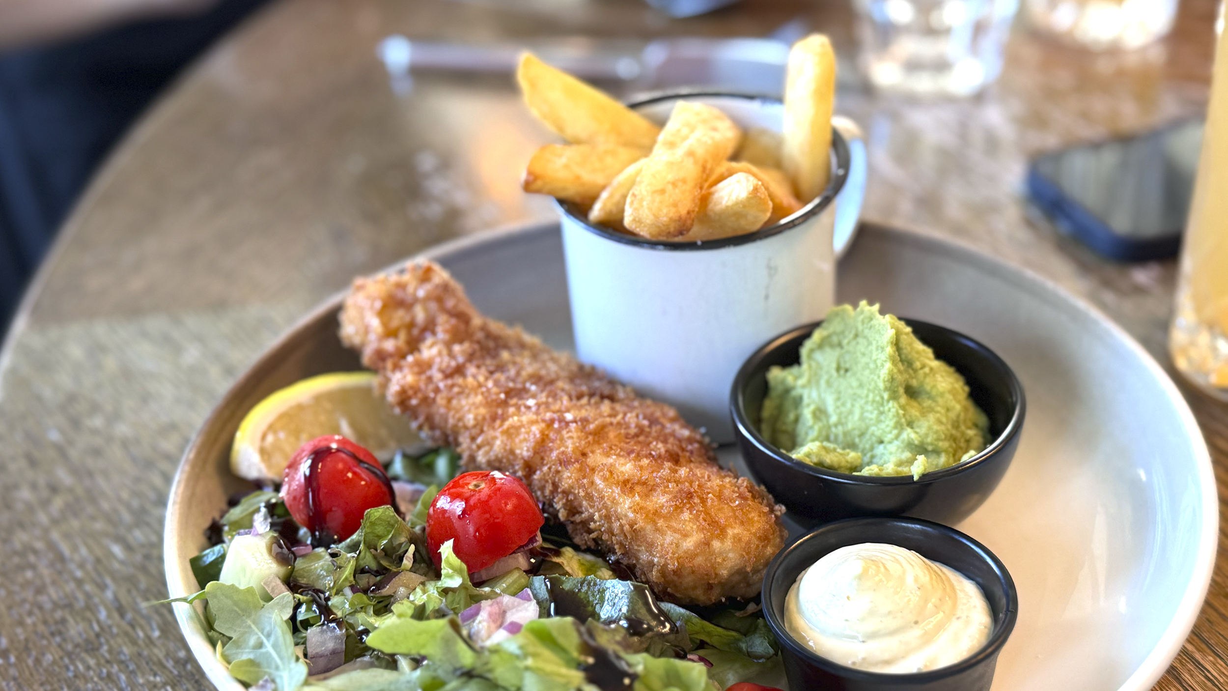 Fish and Chips schön angerichtet mit Saucen. 