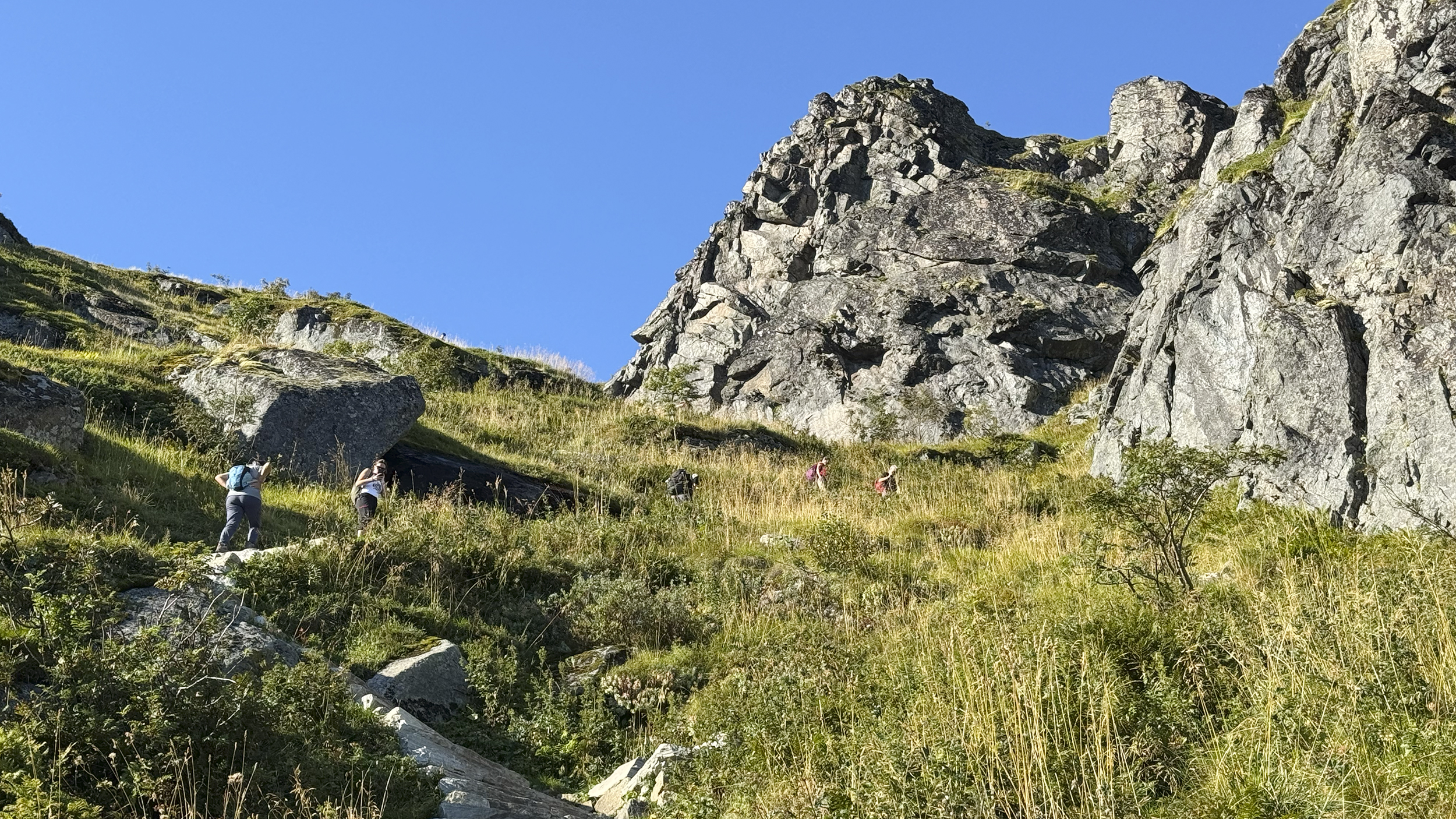Wanderung über Stufen auf den Berg.