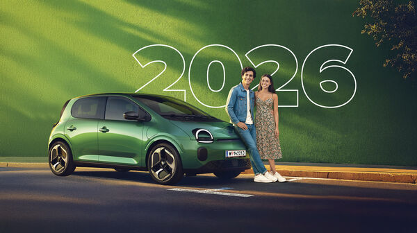 Ein Paar steht neben einem grünen Renault Twingo.