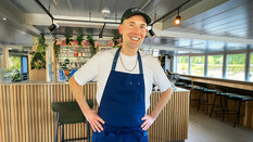 Sternekoch Dennis Maier im Restaurant „The Tourist Trap“ auf dem Museumsschiff am Neckar.