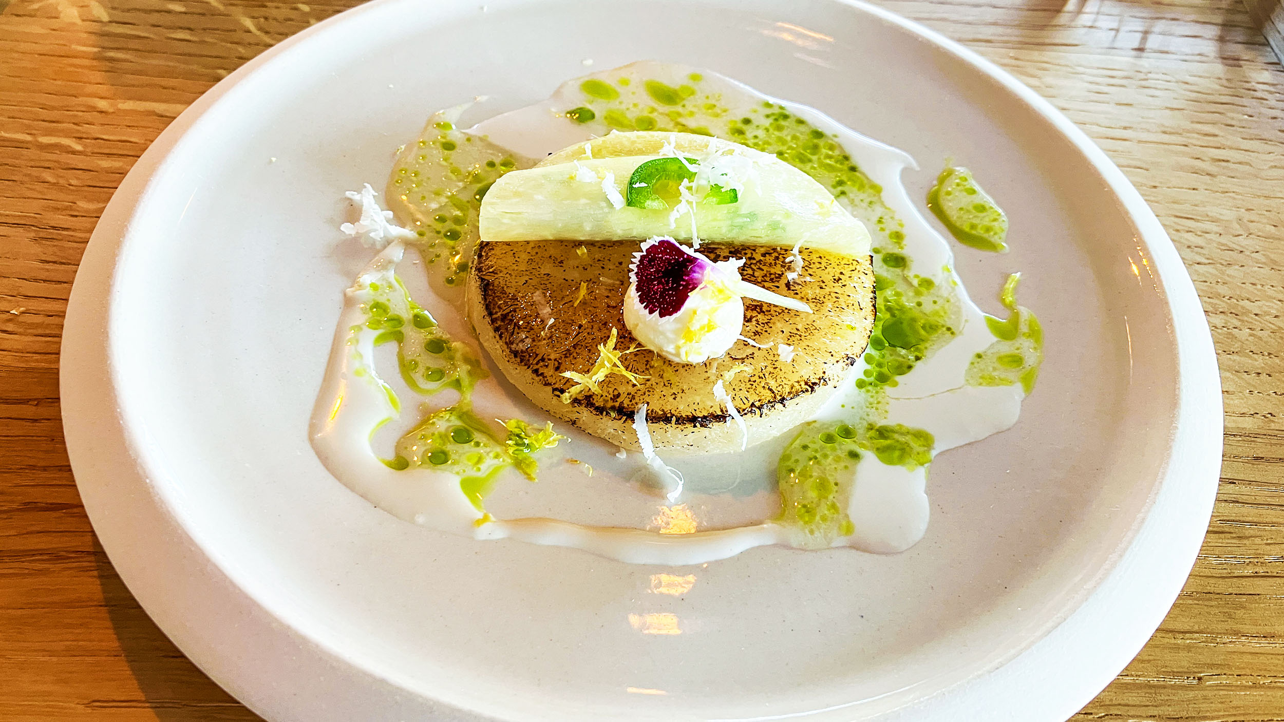 Kolrabi-Kreation von Sternekoch Dennis Maier im Restaurant „The Tourist Trap“ auf dem Museumsschiff am Neckar. 