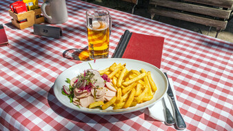 Mannheimer Spezialität: Wurstsalat mit Pommes