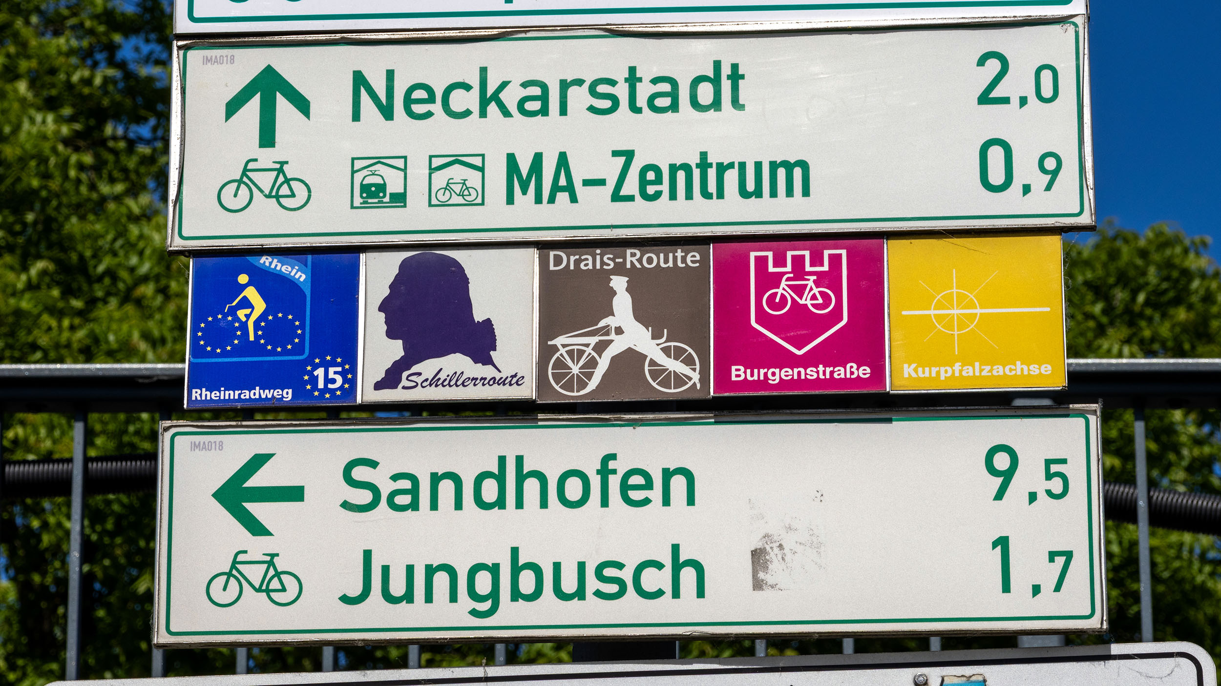 Radwege-Beschilderungen in Mannheim. Zum Beispiel die Drais-Route oder die Schillerroute