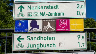 Radwege-Beschilderungen in Mannheim. Zum Beispiel die Drais-Route oder die Schillerroute