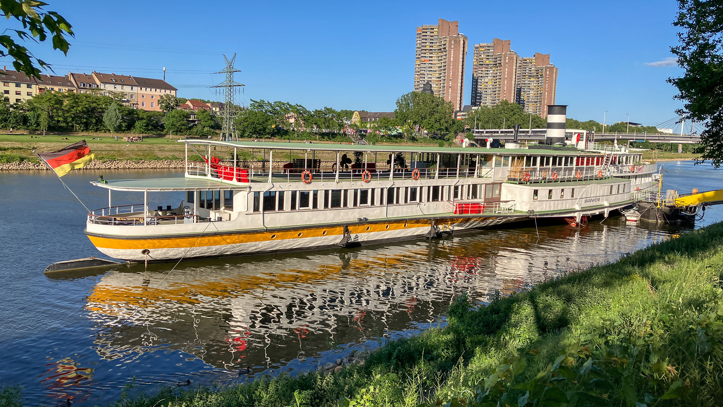 Museumsschiff am Ufer des Neckar in Mannheim
