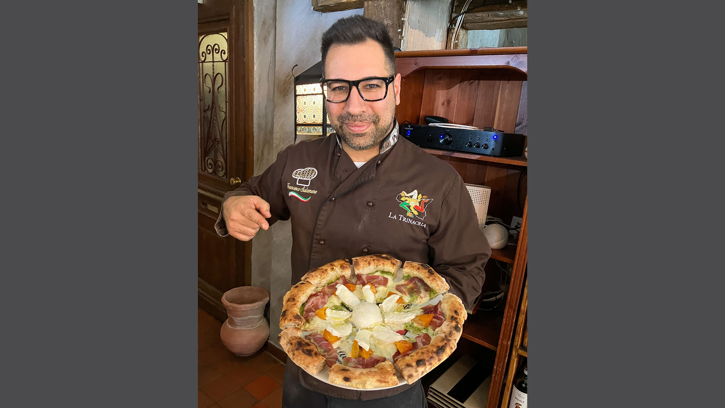 Pizza-Weltmeister Francesco Salamone in seinem Pforzheimer Restaurant „La Trinacria Gourmet“ mit seiner WM-Pizza.