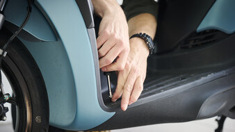 Eine Fußmatte wird montiert.