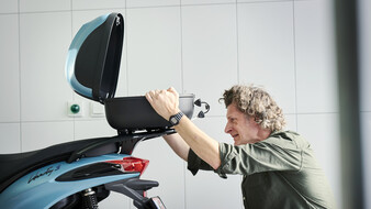 Ein Koffer wird montiert.