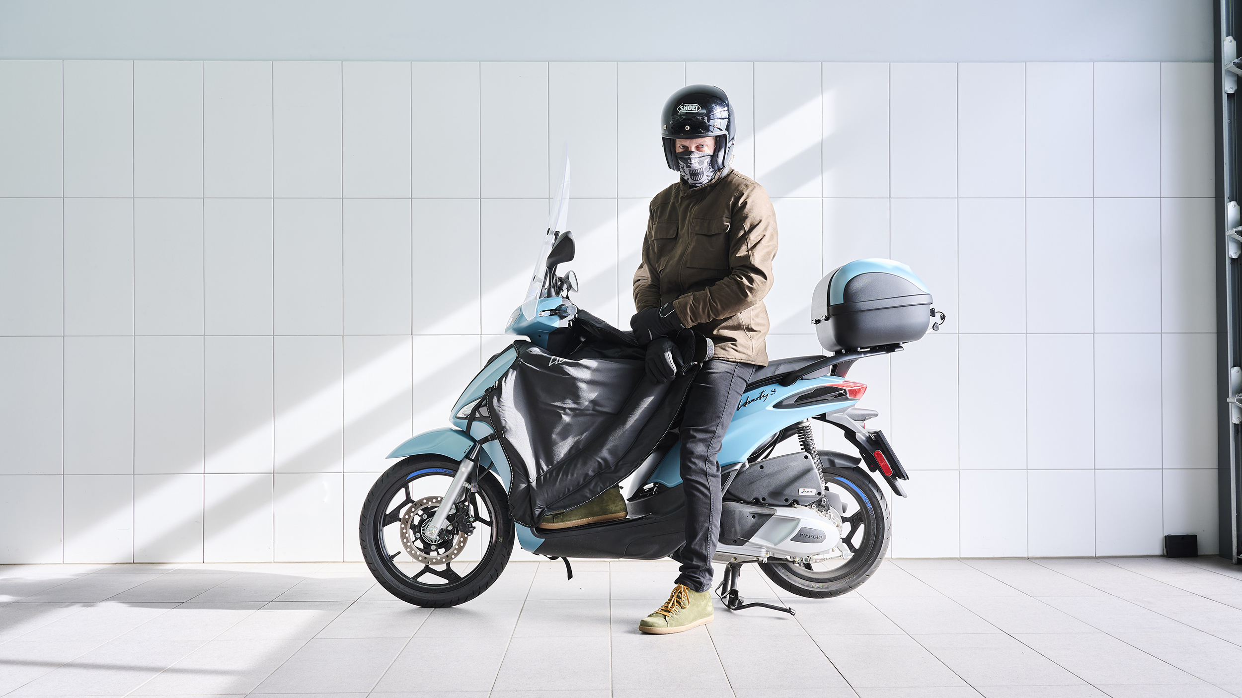 Roller mit Winterzubehör plus Fahrer mit Winterbekleidung.