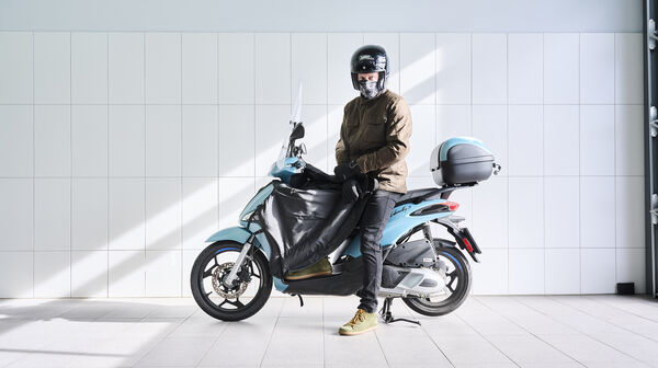 Roller mit Winterzubehör plus Fahrer mit Winterbekleidung.