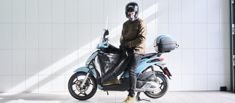 Roller mit Winterzubehör plus Fahrer mit Winterbekleidung.