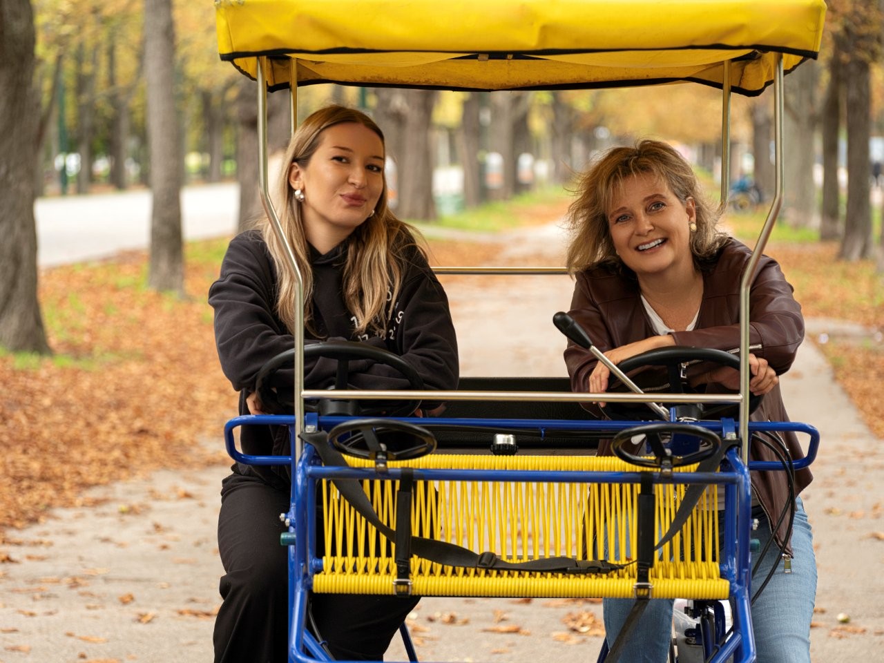Auf dem Bild sieht man zwei Frauen auf einer Fahrrad Rischka.