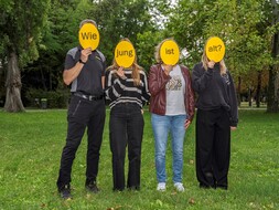 Auf dem Bild sieht man vier Personen, die vor ihrem Gesicht gelbe Sprechblasen halten auf denen steht: Wie jung ist alt.