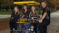 Auf dem Bild sieht man drei Frauen und einen Mann in einer Fahrrad Rischka.