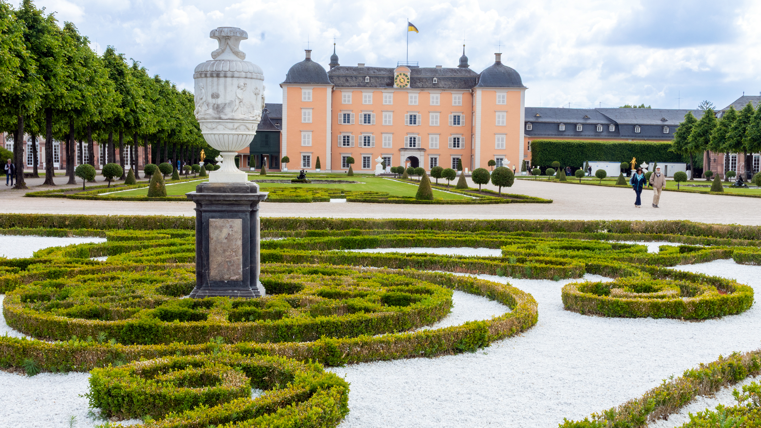 Blick auf Schloss Schwetzingen vom Barockgarten aus