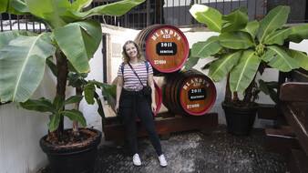 Redakteurin Verena Schauer im Weinhaus Blandys.