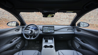 BYD Seal 6 Touring, schwarz vor Backsteingebäude