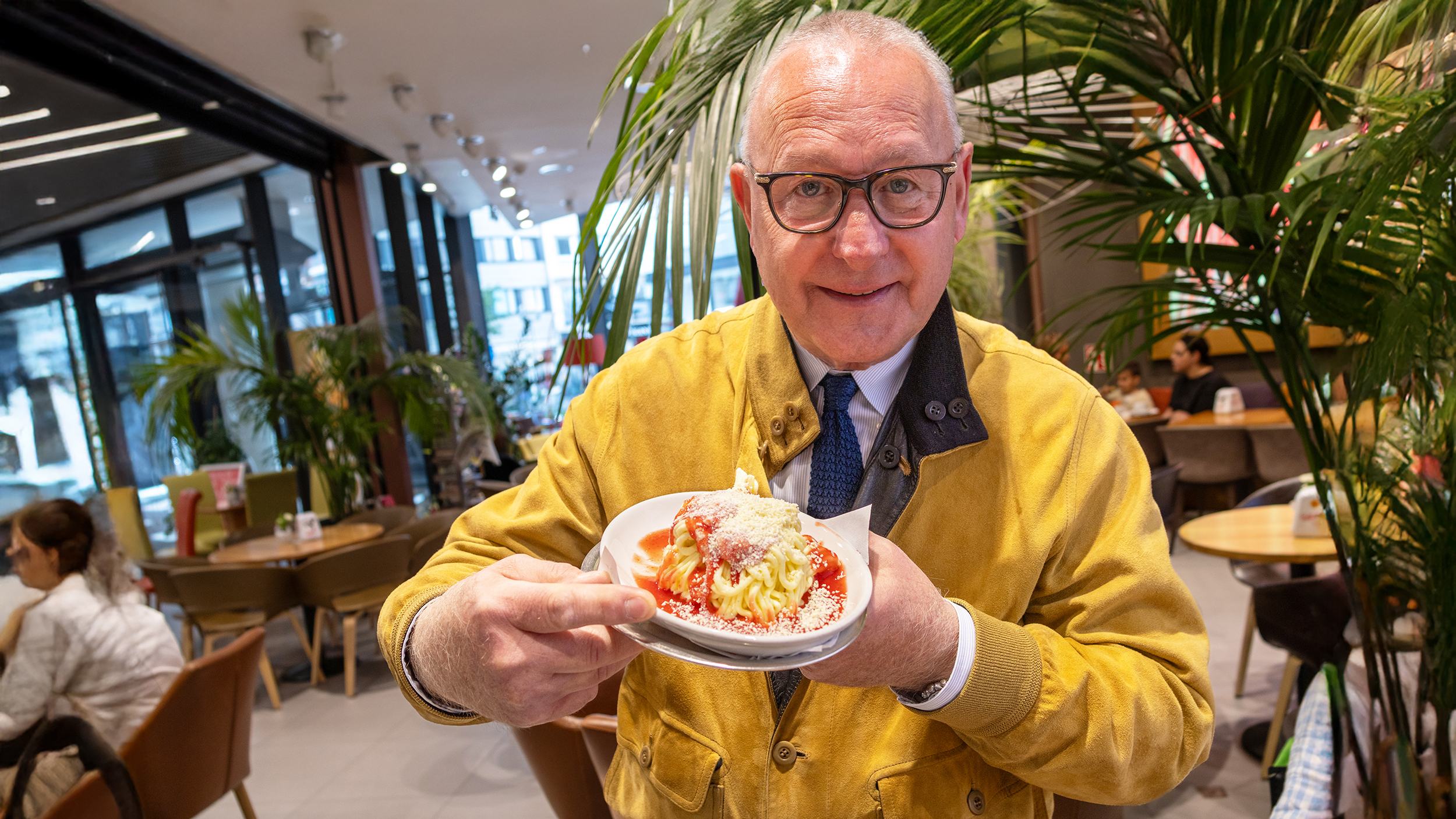 Dario Fontanella präsentiert seine Erfindung, das Spaghetti-Eis