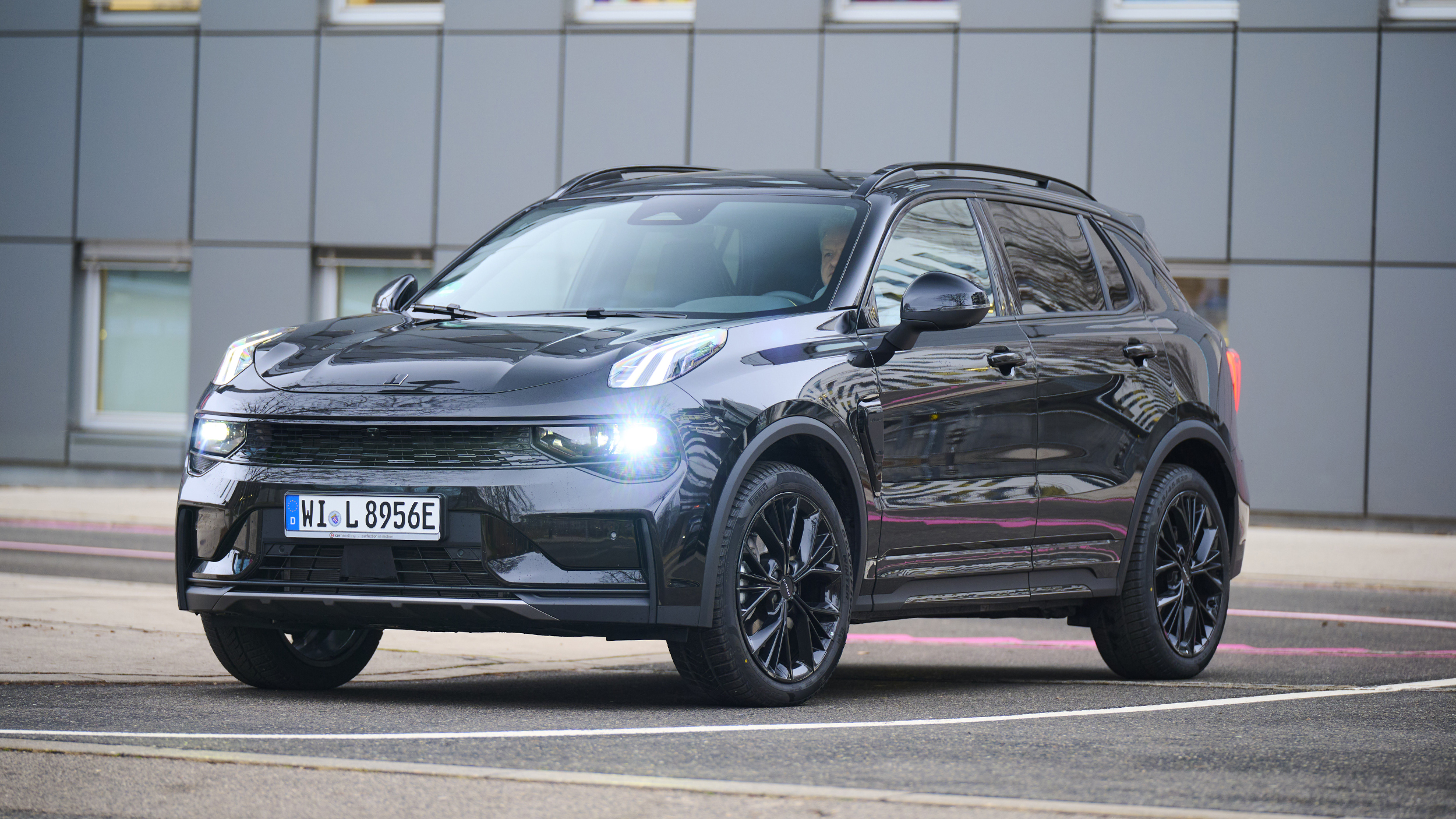 Lynk & Co 01, Kompakt-SUV, Farbe schwarz, Ansicht von schräg rechts vorne