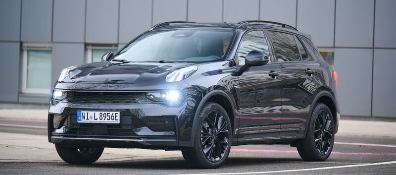 Lynk & Co 01, Kompakt-SUV, Farbe schwarz, Ansicht von schräg rechts vorne