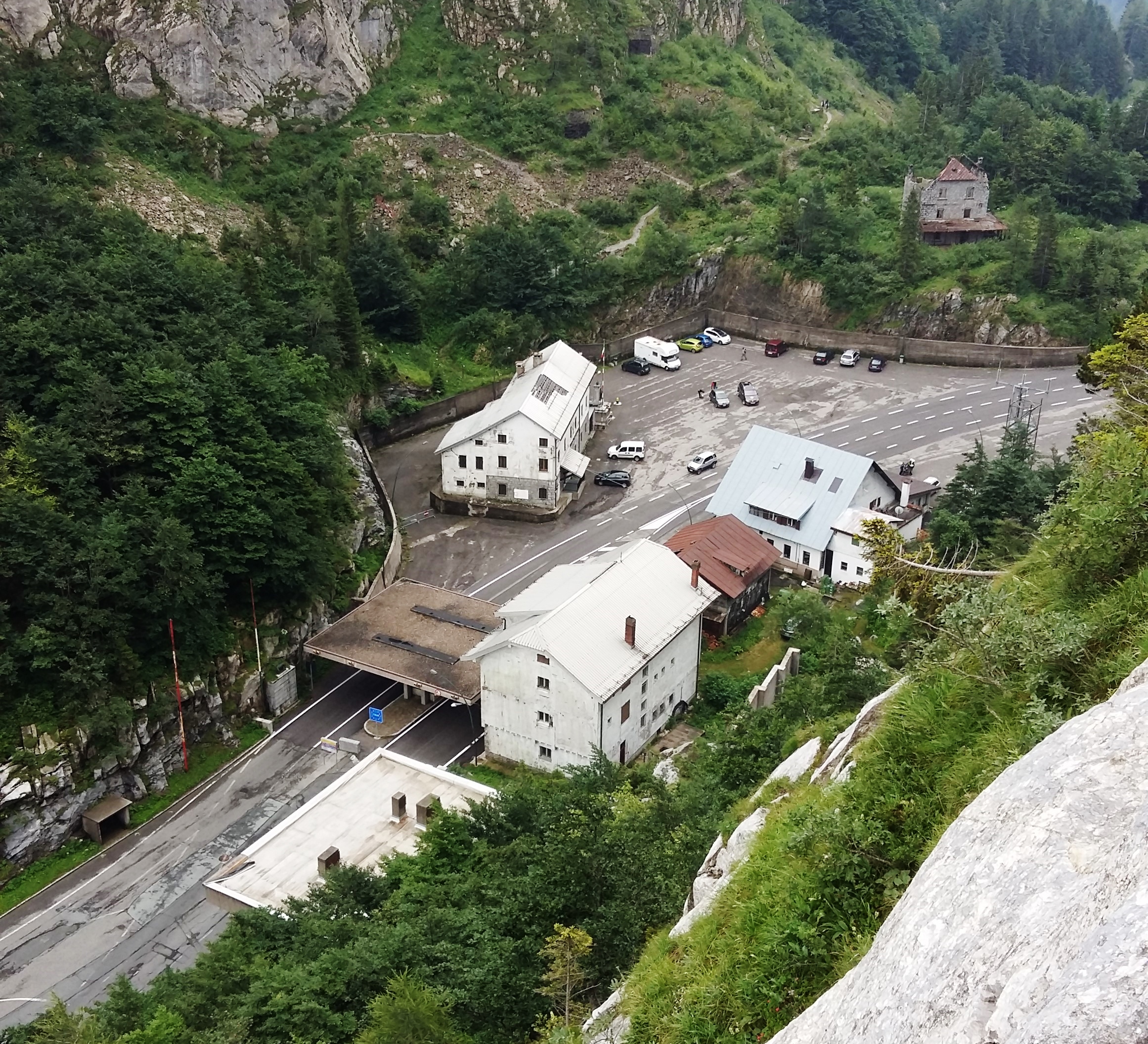 Luftaufnahme des Grenzübergangs Plöckenpass.