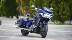 Harley Davidson Road Glide CVO von schräg vorne fotografiert