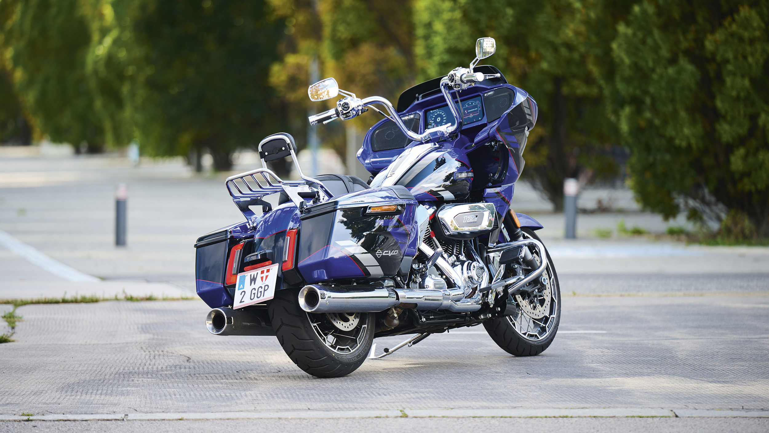 Harley Davidson Road Glide CVO von schräg hinten fotografiert