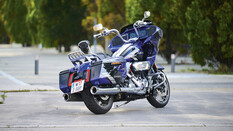 Harley Davidson Road Glide CVO von schräg hinten fotografiert