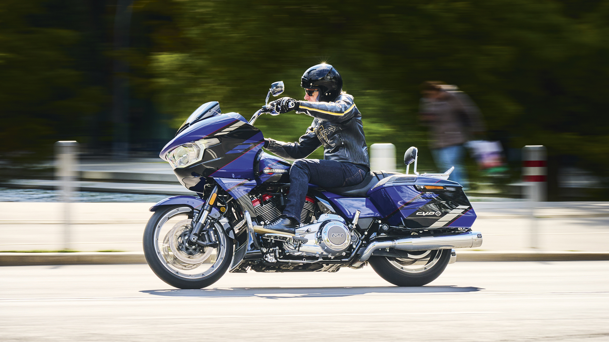 Harley Davidson Road Glide CVO seitlich im Fahren fotografiert