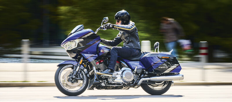 Harley Davidson Road Glide CVO seitlich im Fahren fotografiert