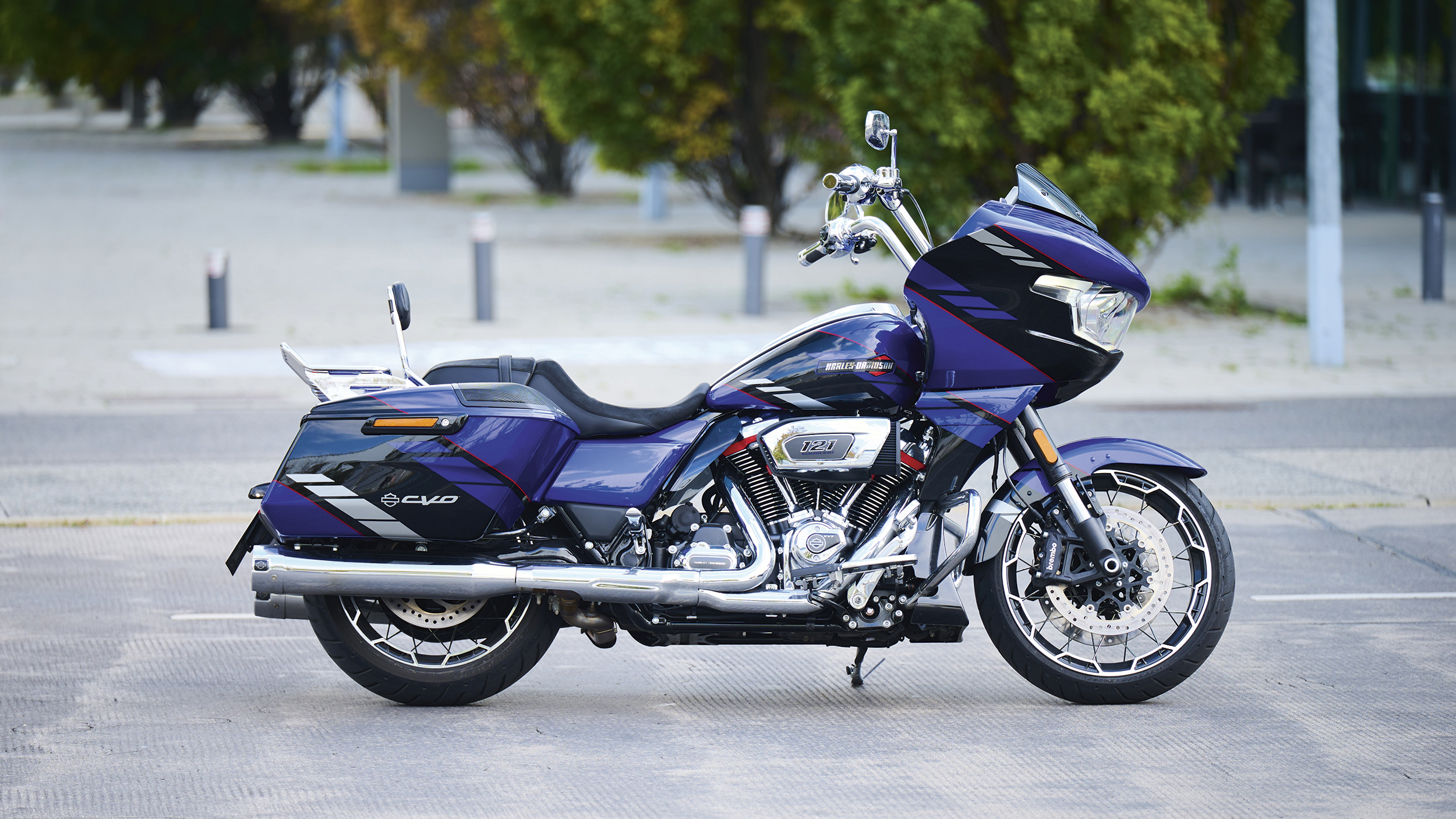 Harley Davidson Road Glide CVO seitlich fotografiert