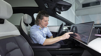 Redakteur im Innenraum des neuen Mazda CX-6e