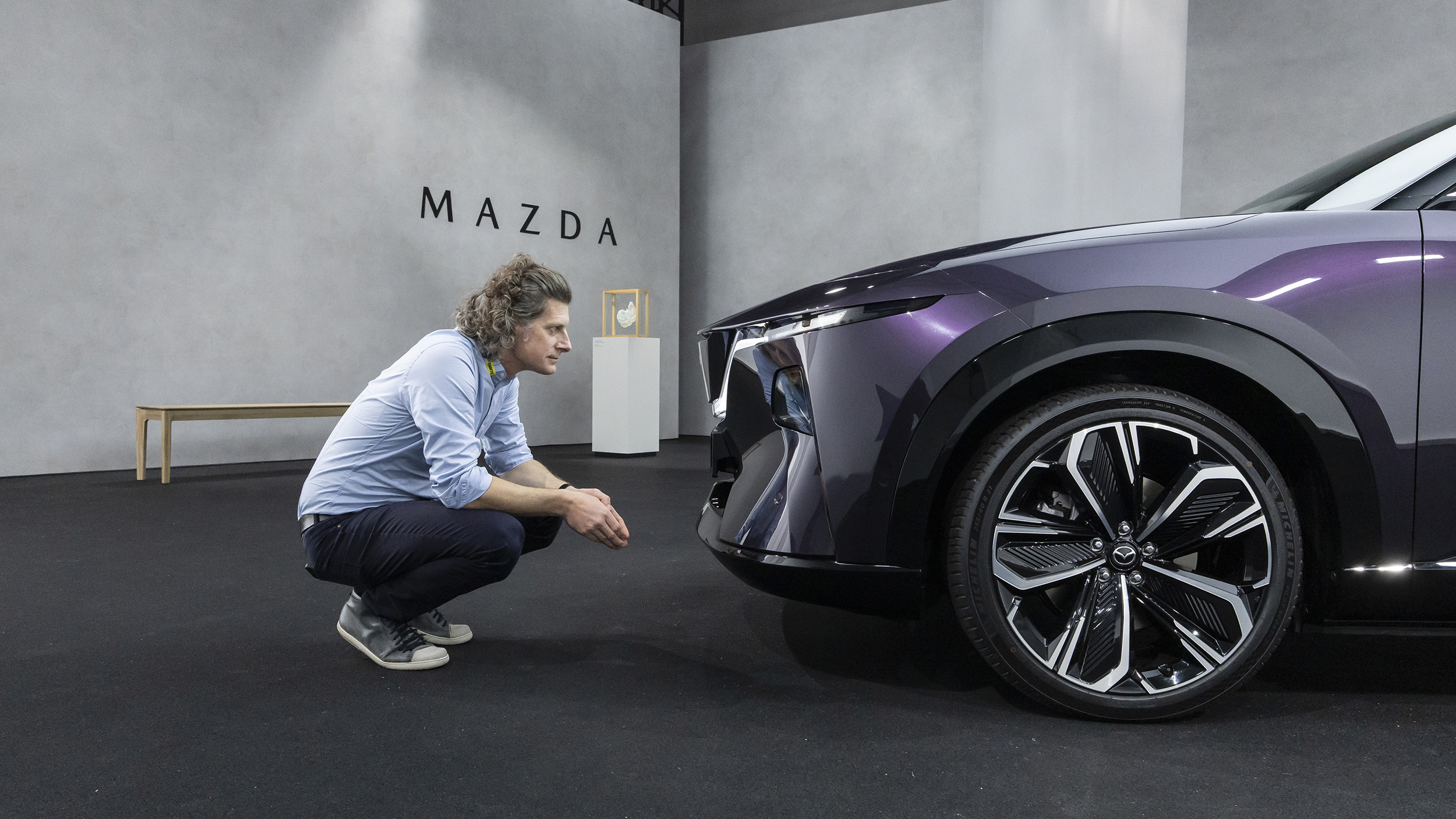 Redakteur und neuer Mazda CX-6e im Profil fotografiert