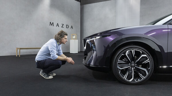 Redakteur und neuer Mazda CX-6e im Profil fotografiert