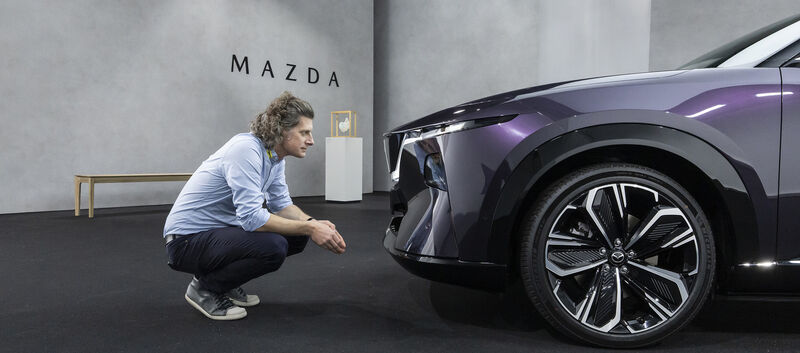 Redakteur und neuer Mazda CX-6e im Profil fotografiert