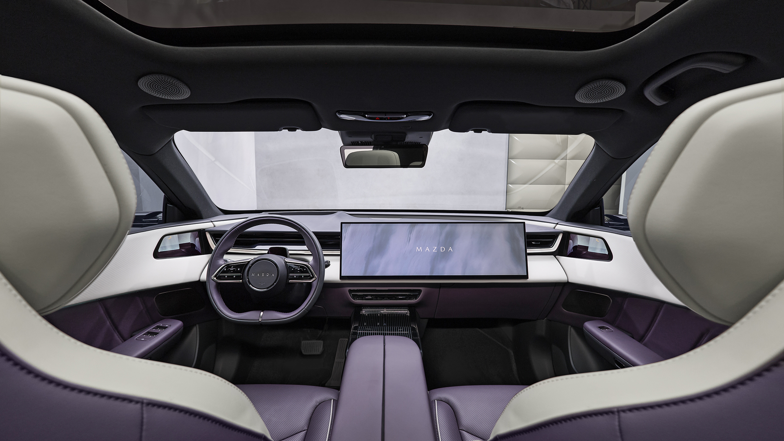 Neuer Mazda CX-6e-Innenraum mit großem Display
