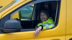 Das Foto zeigt einen ÖAMTC-Pannenhelfer, der im Pannenauto sitzt und aus dem Fenster schaut.