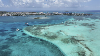 Skyline von San Andres in San Andres Providencia y Santa Catalina Kolumbien. Atemberaubende Luftaufnahme einer üppigen tropischen Küstenlandschaft.