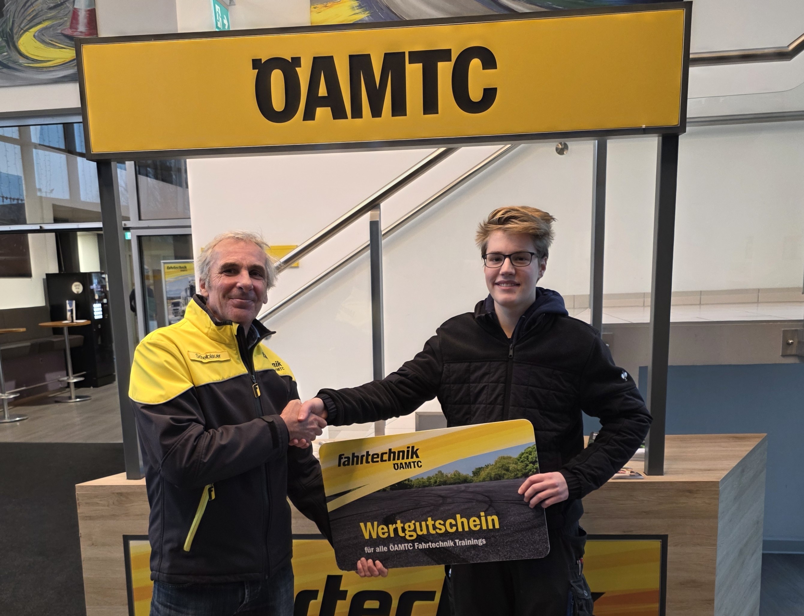 Georg Scheiblauer übergibt feierlich den ÖAMTC-Fahrtechnik Wertgutschein an Emil Fuchs