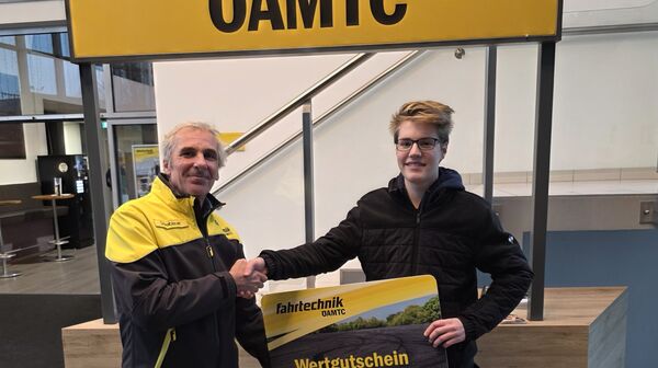 Georg Scheiblauer übergibt feierlich den ÖAMTC-Fahrtechnik Wertgutschein an Emil Fuchs