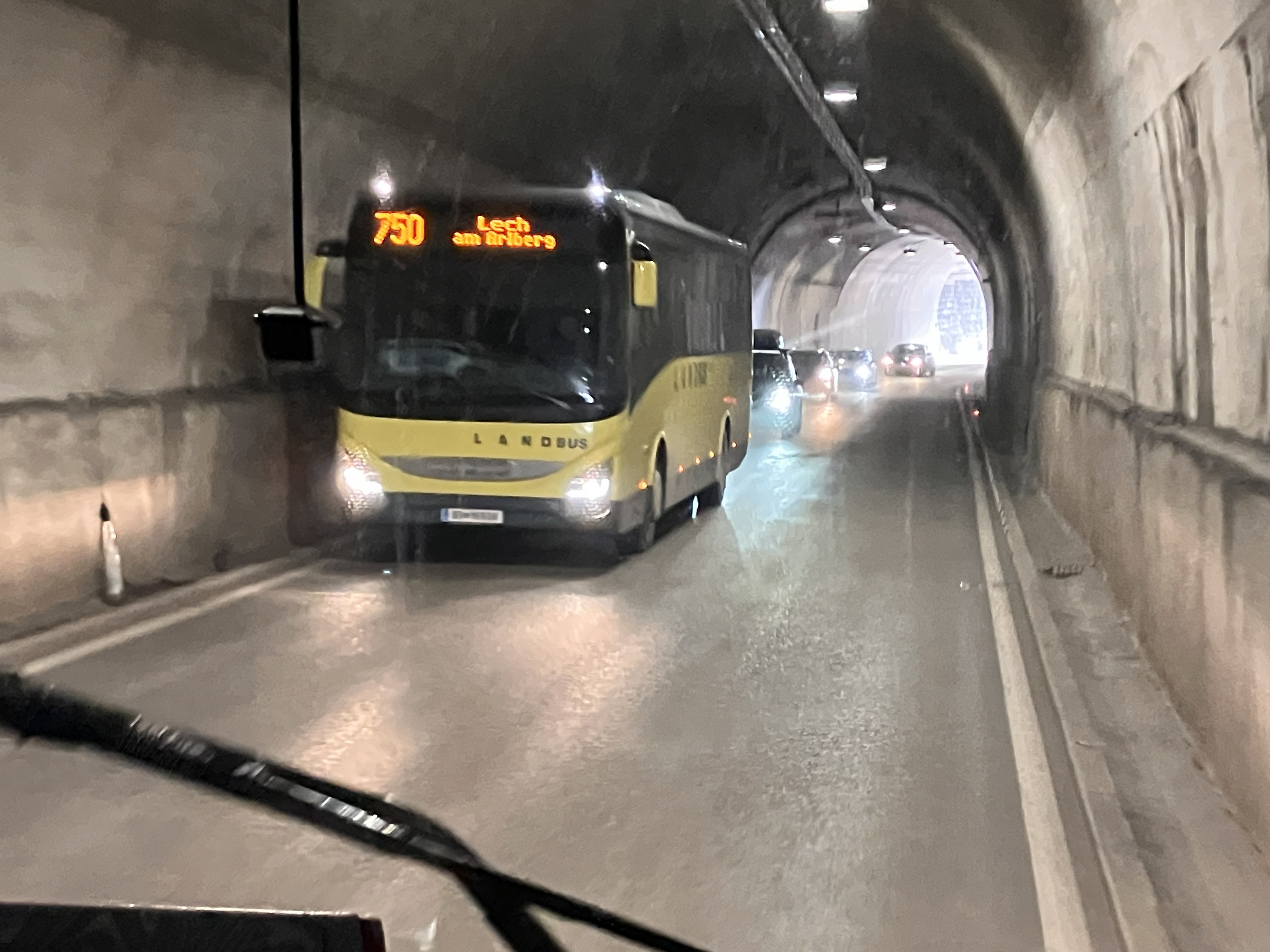 Landbus 750 fährt durch die Flexengalerie