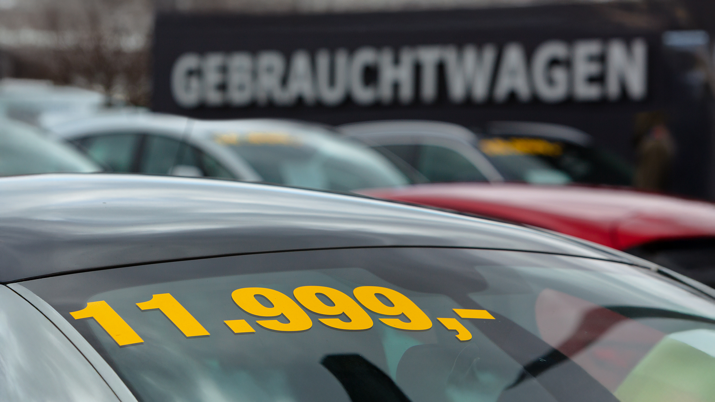 Ein Preis auf der Windschutzscheibe eines Gebrauchtwagens beim Händler