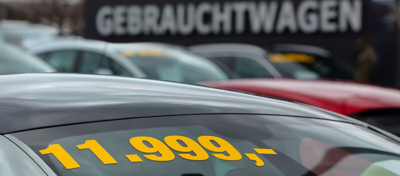 Ein Preis auf der Windschutzscheibe eines Gebrauchtwagens beim Händler