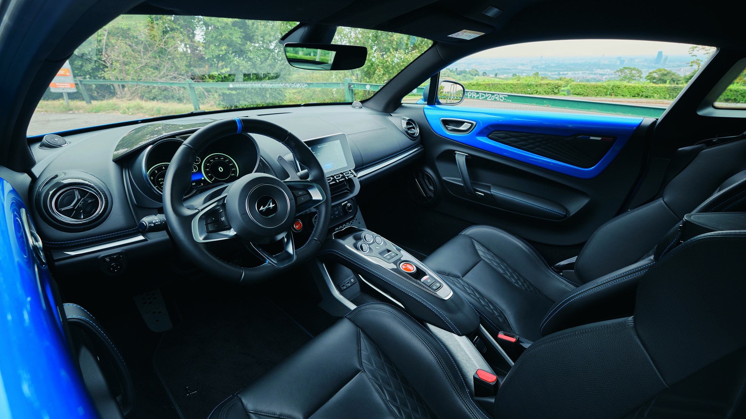 Das Cockpit eines Sportwagens von innen